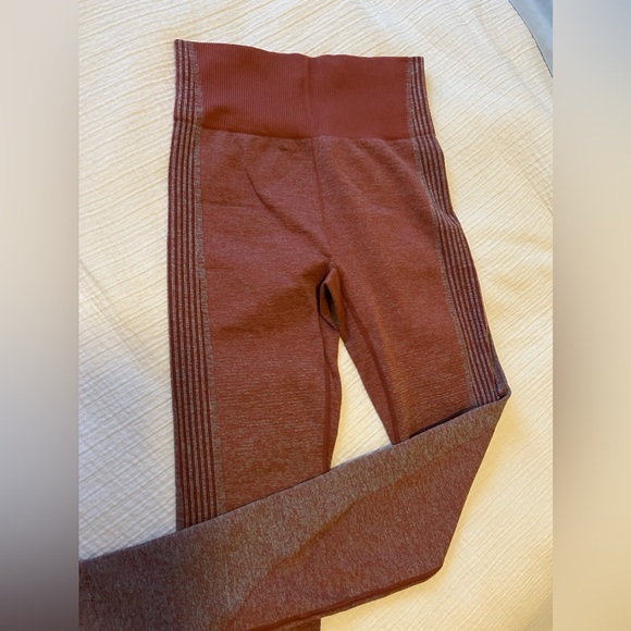 Fabletics maroon leggings size small - Picture 3 of 3